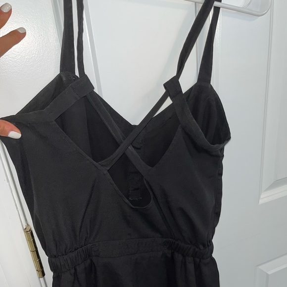 Black BCBG romper short pants jumpsuit with low back detail and pockets size 4 - Picture 8 of 14